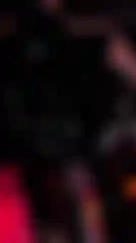 47. Gostosa, sexy e forte pole dance em macacão de látex, luvas e botas.