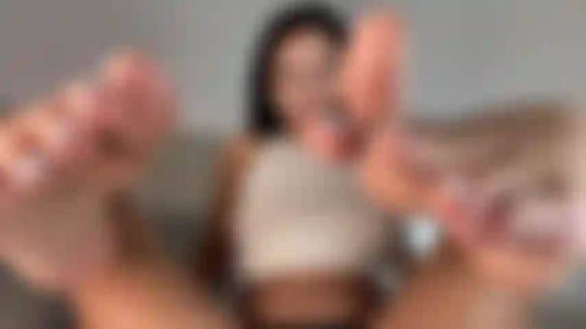41. Te controlo. Minhas unhas brancas em sua boca.