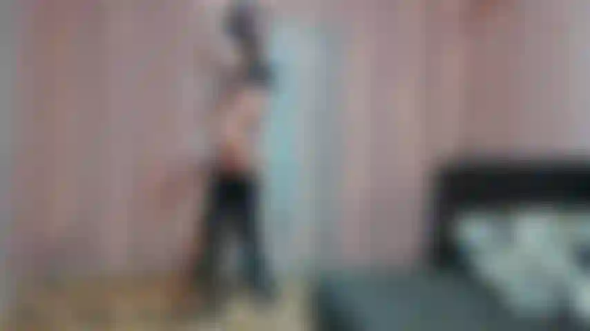28. Pole dance com botas de stripper de cano alto e lingerie + sinto vibrações :).