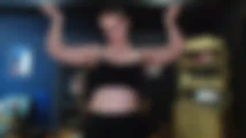 Adoro músculos com halteres e adoro pés.