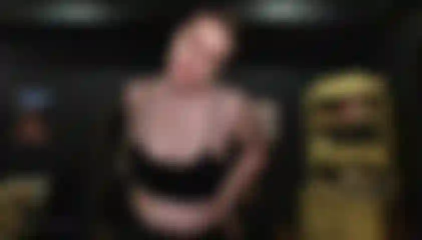 Chupando pau no bar para a deusa e levando sua carga.