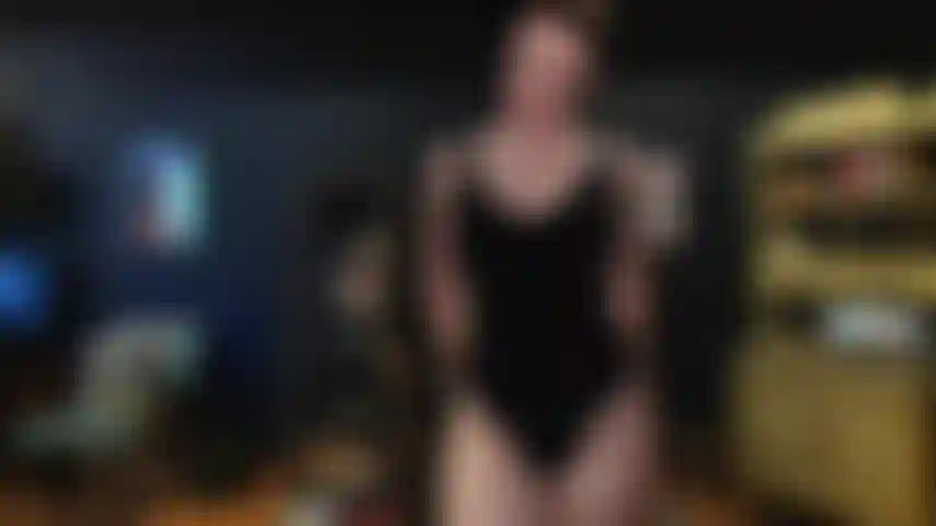 Chupe um pau rápido enquanto acaricio meu strapon.