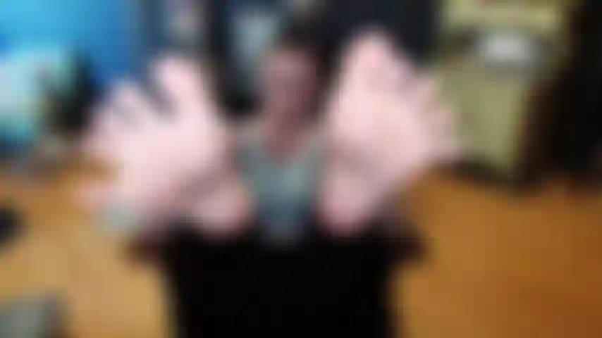 Pague meus dedos dos pés abertos: adoração aos pés findom.