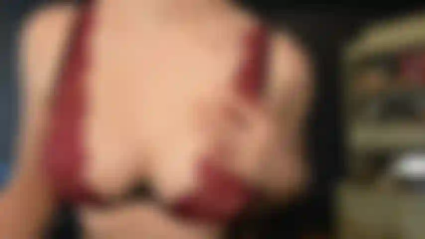 Observe-me acariciar meu cinto.