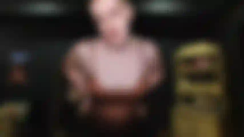 Te sacaneando - pega olhando para paus.