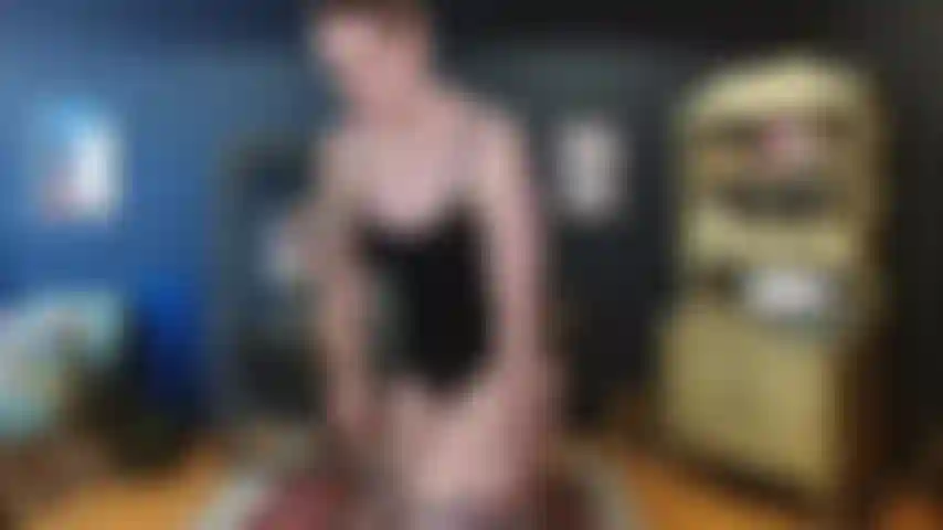 Fraca e indefesa para o strapon da deusa.