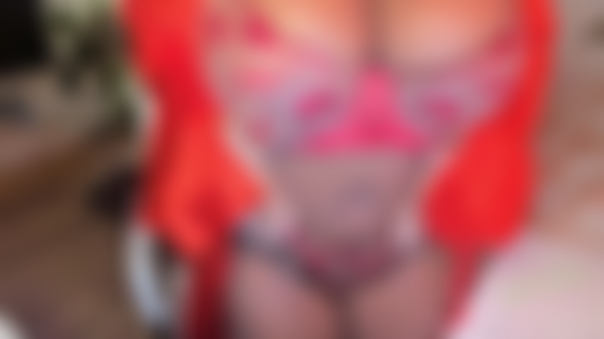 Bunda de lingerie rendada vermelha se mostra.