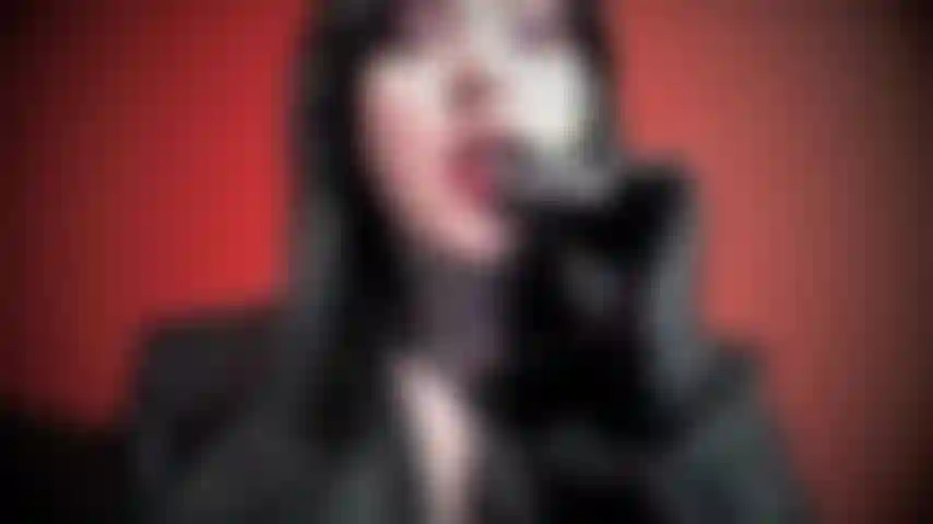 Adoro fumar e você adora me ver fumar. Estou vestindo couro e estou fabulosa. Sem áudio.