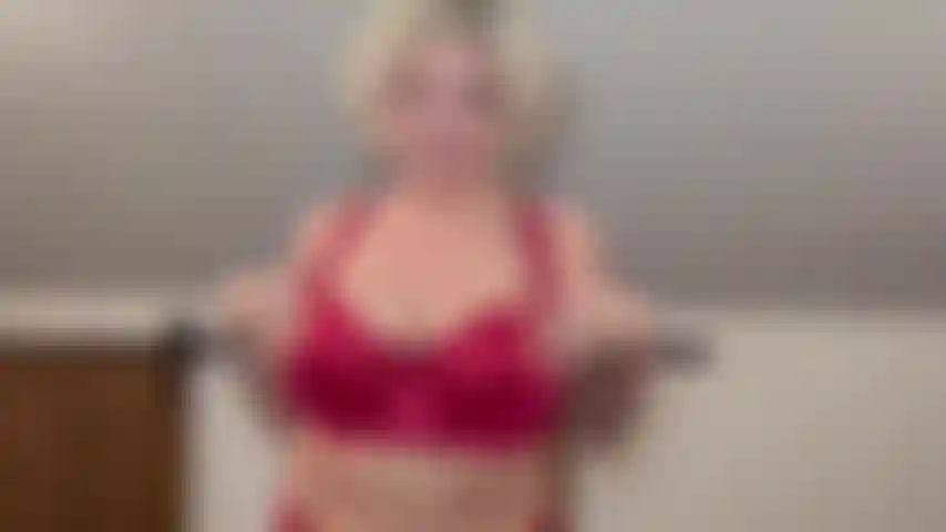 Peituda, uma destruidora de lares gordinha que te chupa e é fodida.