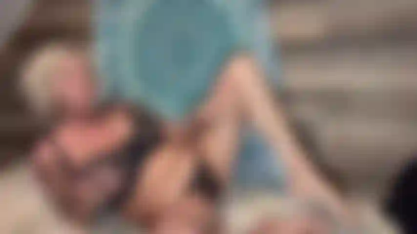 Brincando com minha varinha! Tentando ficar quieta com as pessoas na sala ao lado!