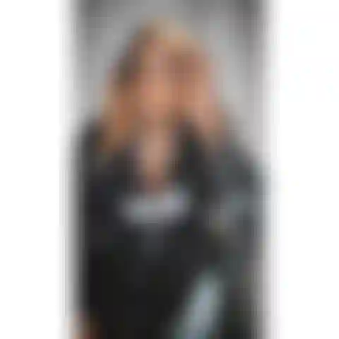 Safada de limpeza de sapatos, é sua paixão servir e me agradar. Seu pinto pequenino fica tão duro quando você limpa a sujeira dos meus sapatos com a boca.