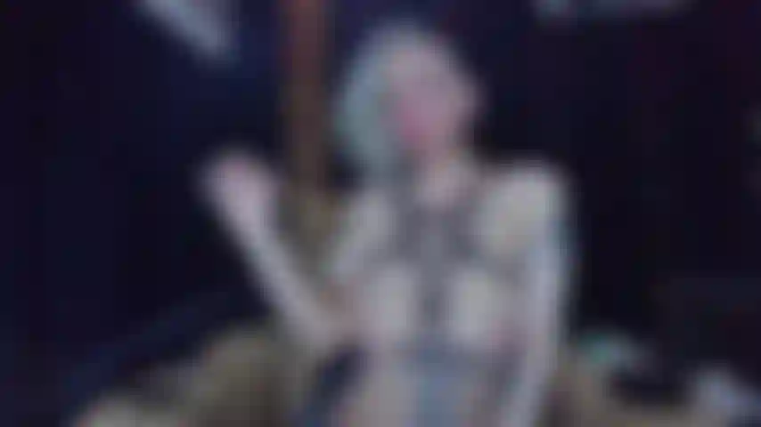 Fumando topless.