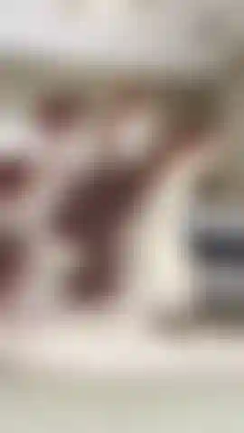 Passando loção nos pés depois do banho.