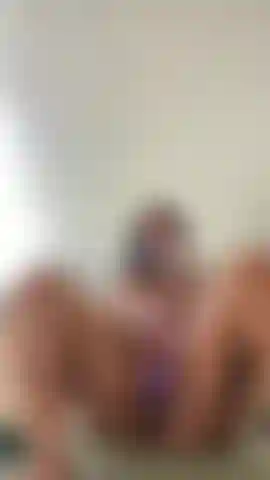Assista-me brincar com meus brinquedos até eu gozar😘.