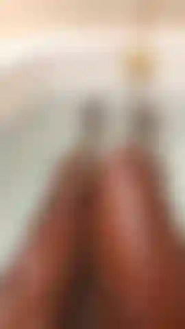 Clipe perfeito se você gosta de pernas longas e sensuais de ébano e se você gosta de pés de modelo deslumbrantes. Deixe a deusa te provocar um pouco no meu banho quente.