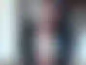 Deusa brincando e escovando seus cabelos sedutores, vejo seus olhos e lábios sensuais. Perfeita para masturbação sem palavras.