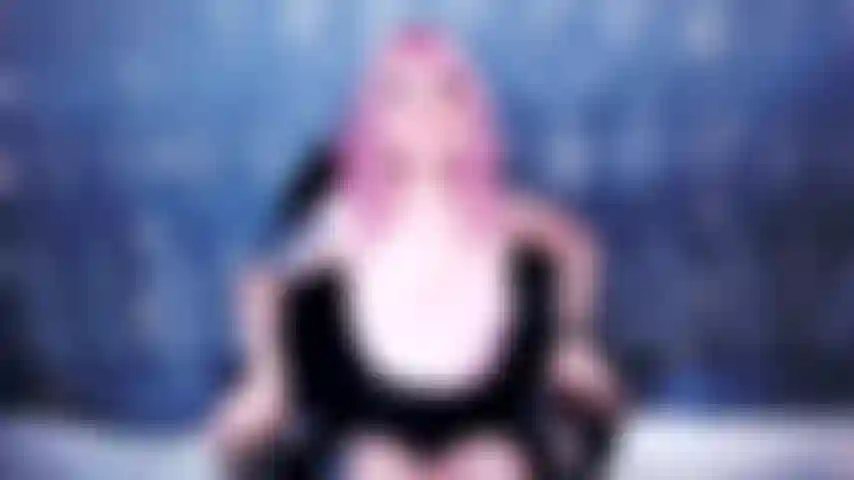 A deusa ri e te provoca com sua grande pá e pau.