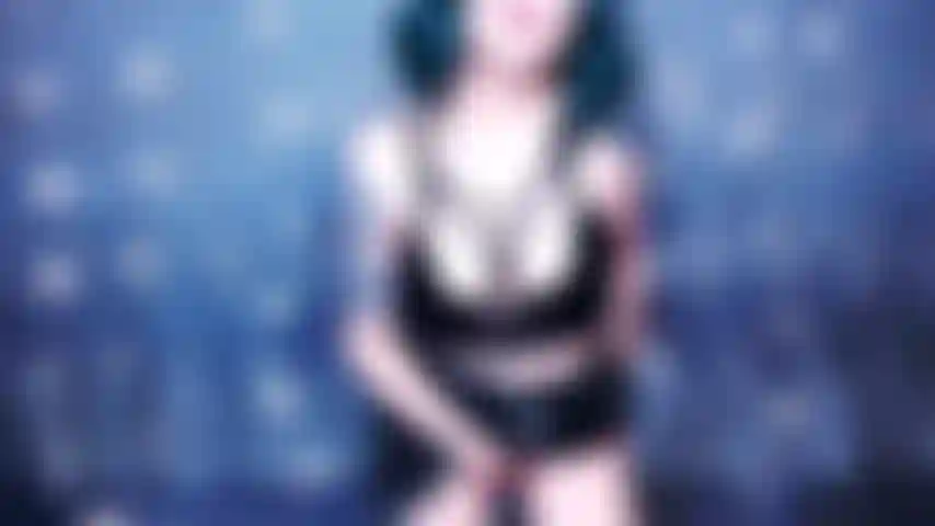 A deusa dá instruções auto-faciais para comer esperma.