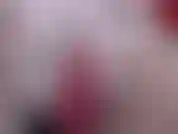 Buceta em close, esguicho grande em saia de colegial. Dedilhado e grande penetração de dildo. Depilada, gemendo, sem musica.