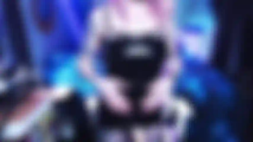 A deusa do látex bate na sua bunda com seu grande strapon! Goon para mim!