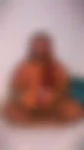 Terminando minha noite do jeito certo. Pingando óleo sobre cada centímetro do meu corpo.