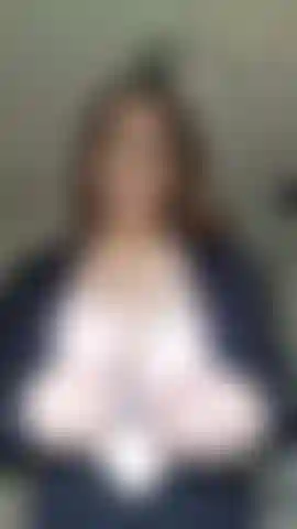 Vídeo de lactação enorme e ingurgitada.