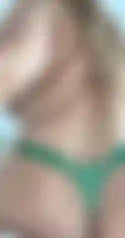 Balançando minha bunda suculenta e abrindo meus buracos para você.