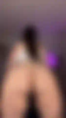 Bunda batendo palmas - câmera lenta (sem calcinha).