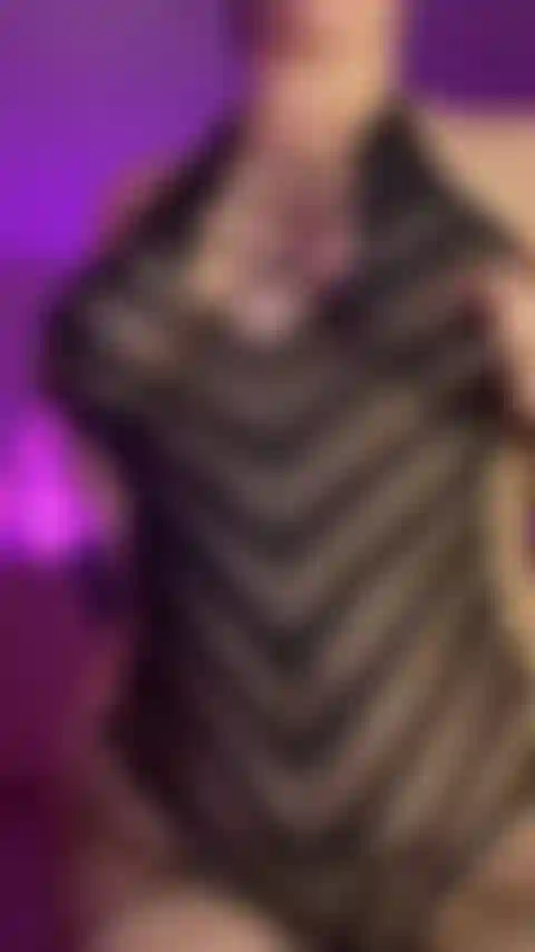 Gemendo e fazendo bater palmas.