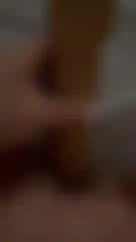 Provocando minha buceta apertada até conseguir enfiar.....