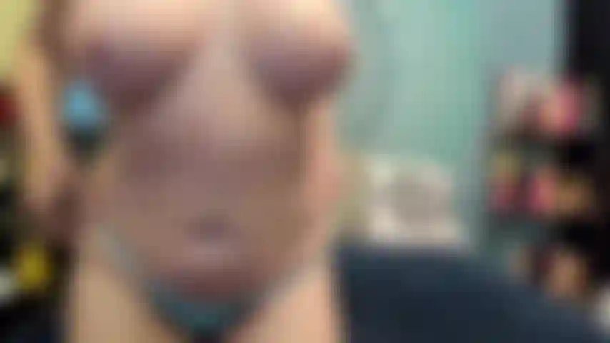 ( Gs.700) GoldieStar se apresenta em show de ouro - 10 minutos. Peitos grandes, bunda grande, gilf, buceta peluda, pés descalços, esguicho, brincadeira e propagação de buceta (12/08/2022).