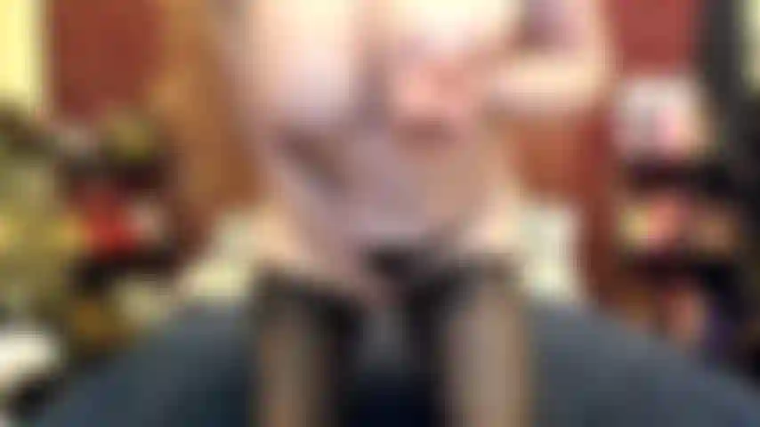 ( Gs.383) GoldieStar se apresenta em show de ouro. Roleplay(chamar todos os caras da sala pelo nome...) 9 Minutos. Milf, meias pretas. Calcinha. Salto alto cravejado de preto, peitos grandes, brinquedo interativo, anal, dp (12/12/2021).