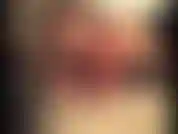 (120) GoldieStar neste conjunto de fotos de apresentação de slides usa sutiã rendado preto e castanho e calcinha com tornozeleiras.