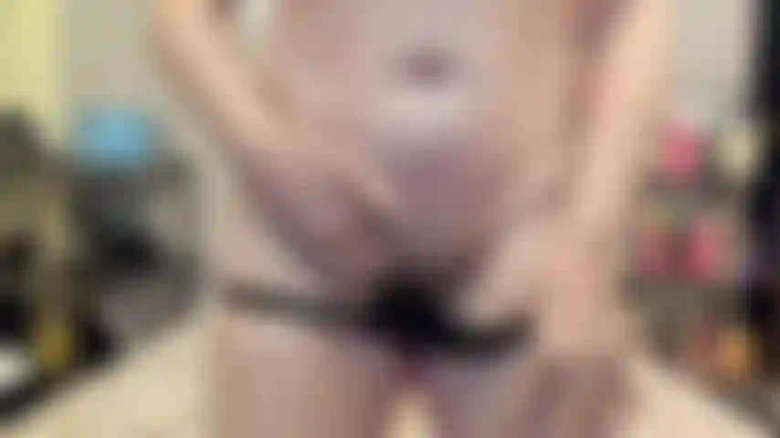 ( Gs.716) GoldieStar se apresenta em show de ouro - 9 minutos. Peitos grandes, gilf, salto alto vermelho, bucetinha peluda, esguichando, anal, dp, consolos todos brancos (15/08/2022).