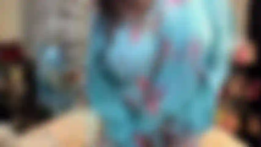 ( Gs.838) GoldieStar se apresenta em show de ouro - 11:01 minutos. Gilf, peitos grandes, buceta peluda, pés descalços, esguicho, dedilhado de buceta, anal, dp, consolos todos brancos (09/12/2022).