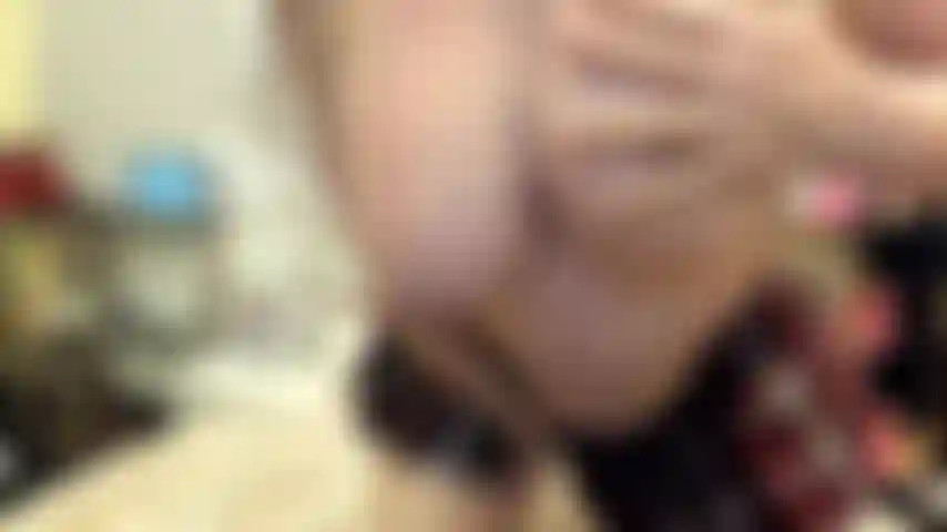 ( Gs.802) GoldieStar se apresenta em show de ouro - 10 minutos. Saia xadrez, peitos grandes, bunda grande, buceta peluda, salto alto com strass preto, esguicho, vibrador branco (16/11/2022).