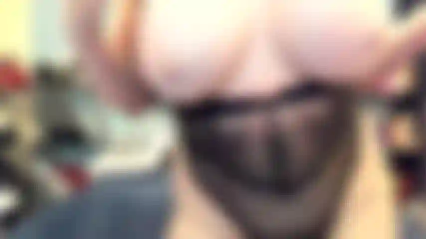 ( Gs.594) GoldieStar se apresenta em show de ouro - 9 minutos. Peitos grandes, bunda grande, gilf, bucetinha peluda, esguichando, grande consolo rosa, pés descalços, anal, dp (29/05/2022).