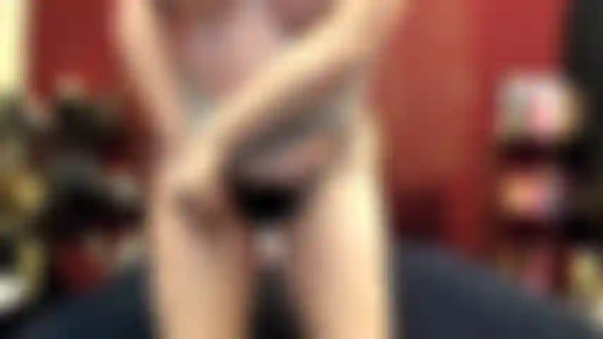 ( Gs.561) GoldieStar se apresenta em show de ouro - 9:59 minutos. Gilf, salto alto plataforma vermelho, peitos grandes, buceta peluda, esguicho, anal, dp, consolos todos brancos (14/05/2022).