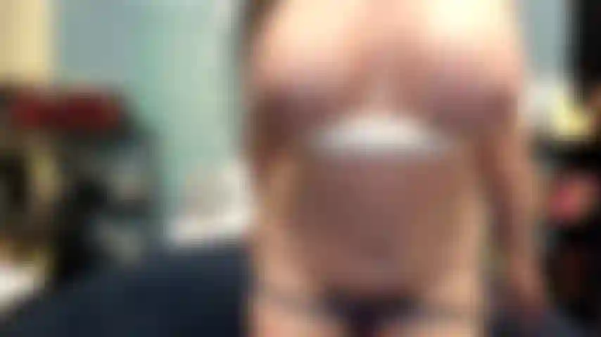 ( Gs477) GoldieStar se apresenta em show de ouro. Roleplay (chamando todos na sala pelo nome...) 8:55 Minutos. Gilf, peitos grandes, esguicho, pés descalços, óleo, anal, dp, consolos todos brancos (19/02/2022).