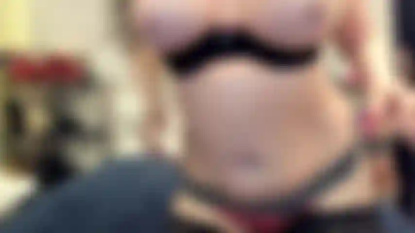 ( Gs.464) GoldieStar se apresenta em show de ouro. Roleplay (chamando todos na sala pelo nome...) 9 Minutos. Gilf, peitos grandes, sutiã preto,meias, brinquedo interativo anal, esguicho, anal, consolos todos pretos (12/02/2022).