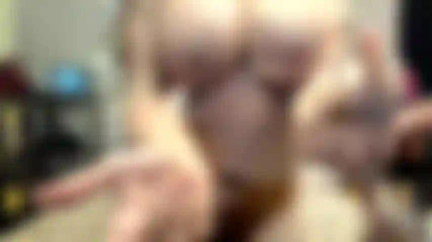 ( Gs.794) GoldieStar se apresenta em show de ouro - 9 minutos. Peitos grandes, buceta peluda, pés descalços, gilf, esguicho, anal (29/10/2022).