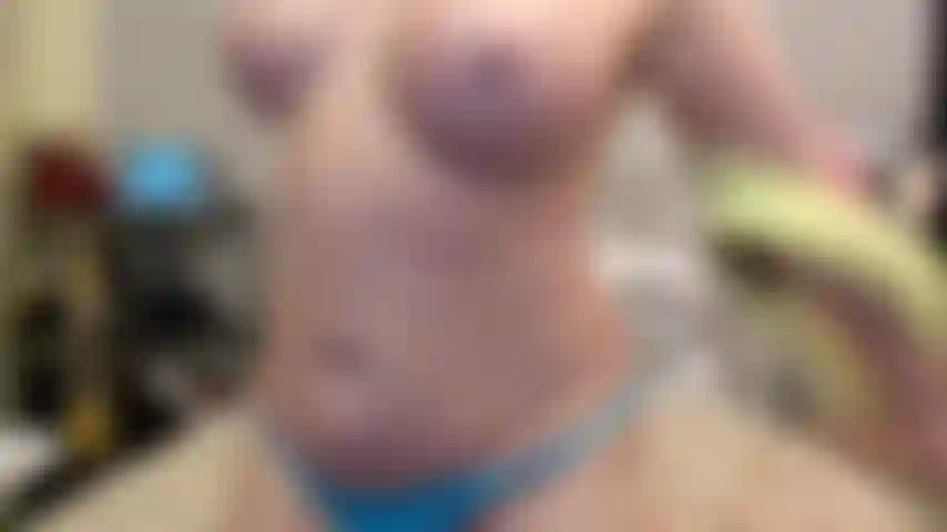 ( Gs.713) GoldieStar se apresenta em show de ouro - 9 minutos. Peitos grandes, bunda grande, gilf, pés descalços, esguichando, anal, dp interracial, buceta peluda (15/08/2022).