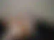 (7) GoldieStar brinca com um grande vibrador de acrílico transparente e se fode com um grande vibrador de acrílico preto usando meias e salto alto rosa.