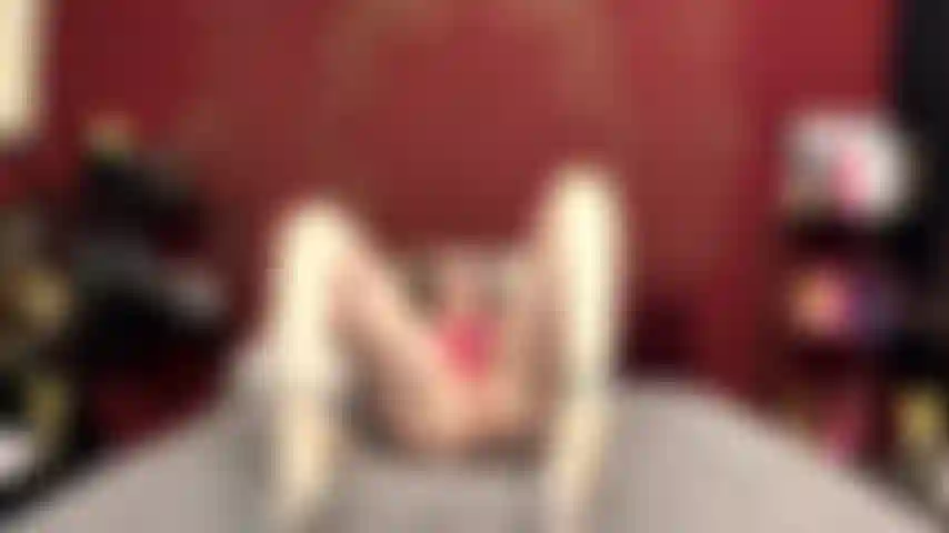 ( Gs.562) GoldieStar se apresenta em show de ouro - 9 minutos. Salto alto prateado, peitos grandes, gilf, brinquedo interativo, grande vibrador rosa, óleo, esguicho, buceta peluda, anal, dp (15/05/2022).