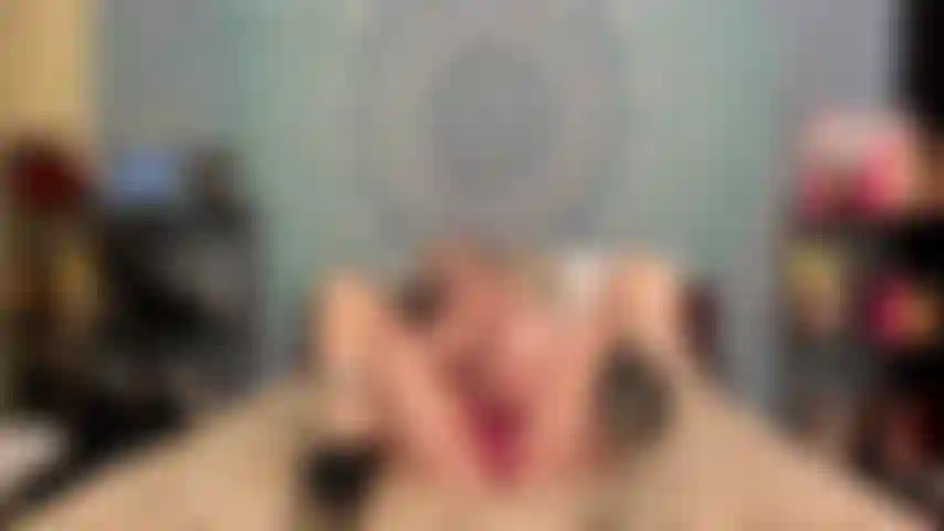 ( Gs.675) GoldieStar se apresenta em show de ouro - 8:02 minutos. Salto alto preto, peitos grandes, gilf, buceta peluda, esguicho, anal, dp, consolos todos brancos (29/07/2022).