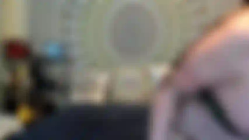 ( Gs.865) GoldieStar se apresenta em show de ouro - 9 minutos. Bunda grande, peitos grandes, bucetinha peluda, gilf, óleo, pés descalços, esguicho, anal, dp, consolos todos brancos (17/12/2022).