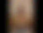 (70) GoldieStar neste conjunto de fotos de apresentação de slides mostra como a mãe fode a bunda na mesa da cozinha com um vibrador torpedo preto e salto alto preto.