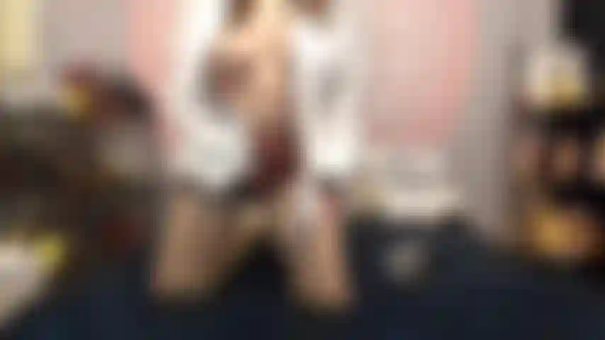 (46) GoldieStar usa bomba de clitóris, bomba de buceta, bolas de buceta, vibrador preto de acrílico, varinha e depois goza forte com a varinha hitachi. Esguichando... E porra cremosa.