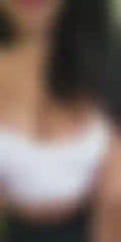 Aquecendo minha bucetinha apertadinha.