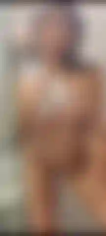 Faço strip tease no show. Toda nua, dedilhada e bunda gorda.